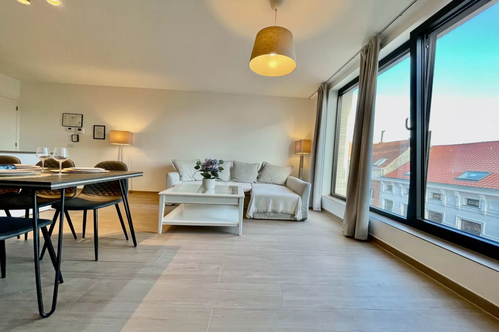 Modern 2BR 1/5 BA Near Diamond District by OneLuxStay - Woonkamer