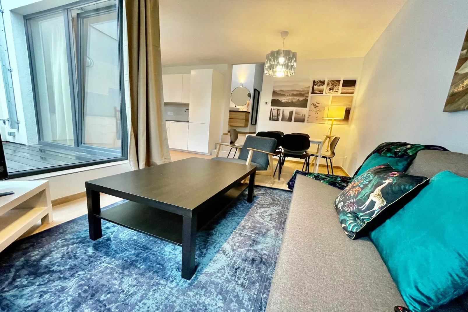 Luxury 2BR 1BA Near Fashion District by OneLuxStay - Woonkamer