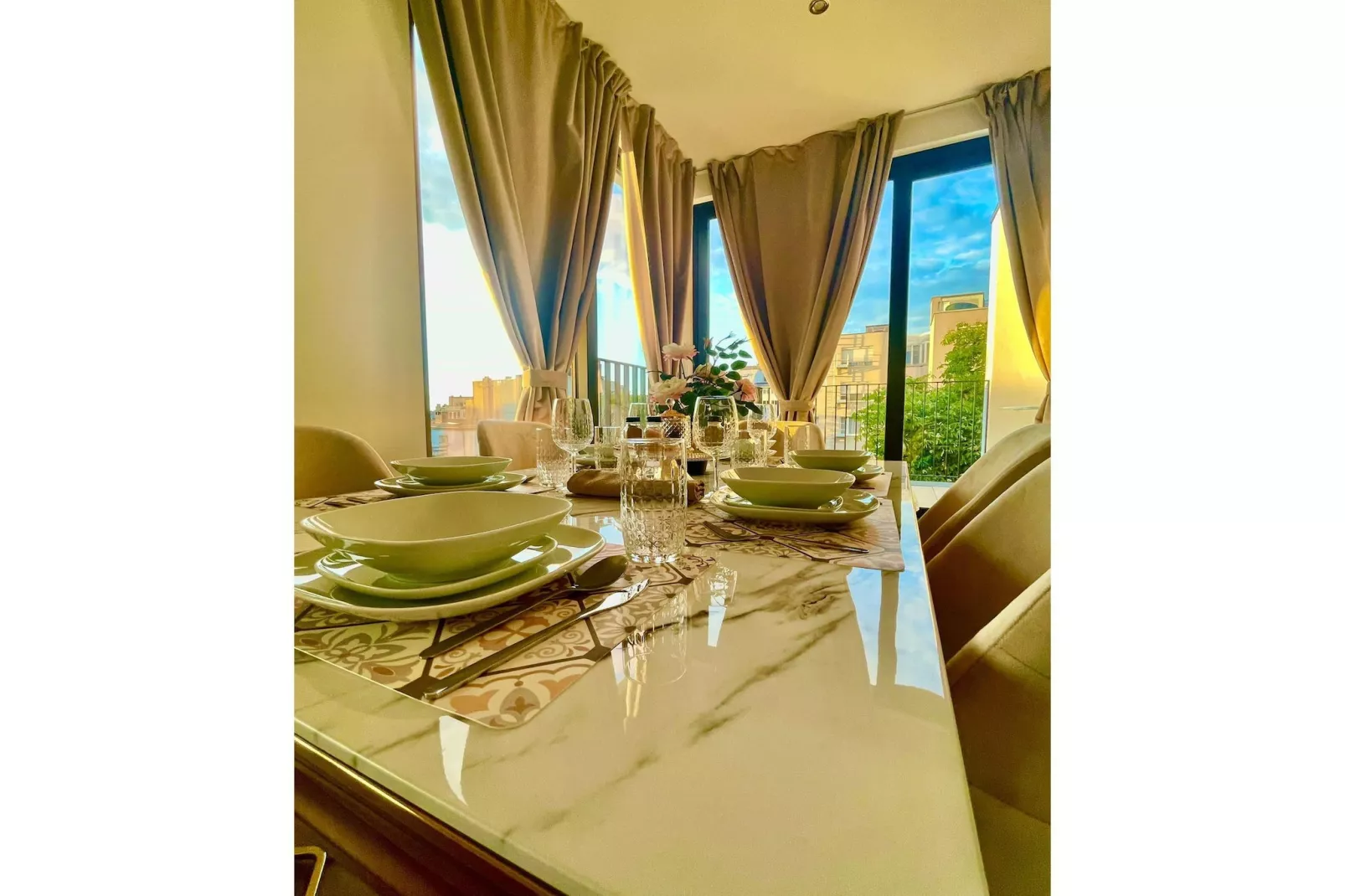 One Lux Stay Near Antwerp Central - 3 Bedroom 15 Bathroom - Eetkamer