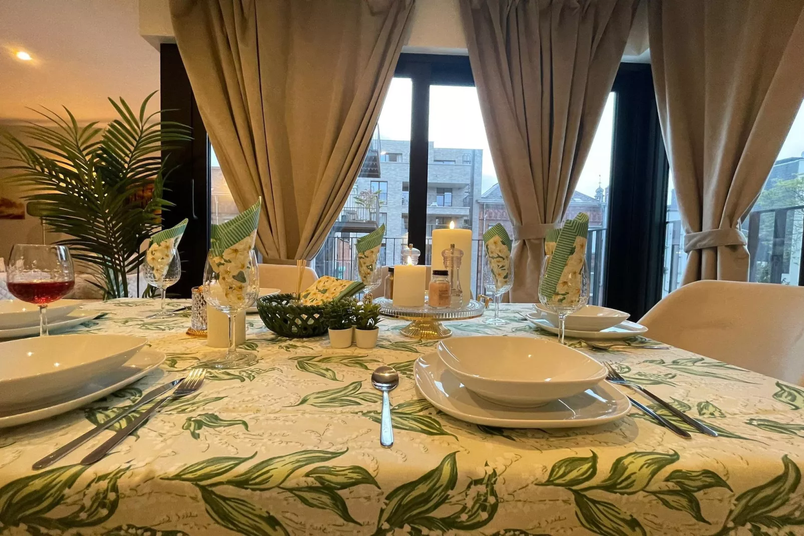 One Lux Stay 3BR / 2BA Antwerp near Central Station - Eetkamer