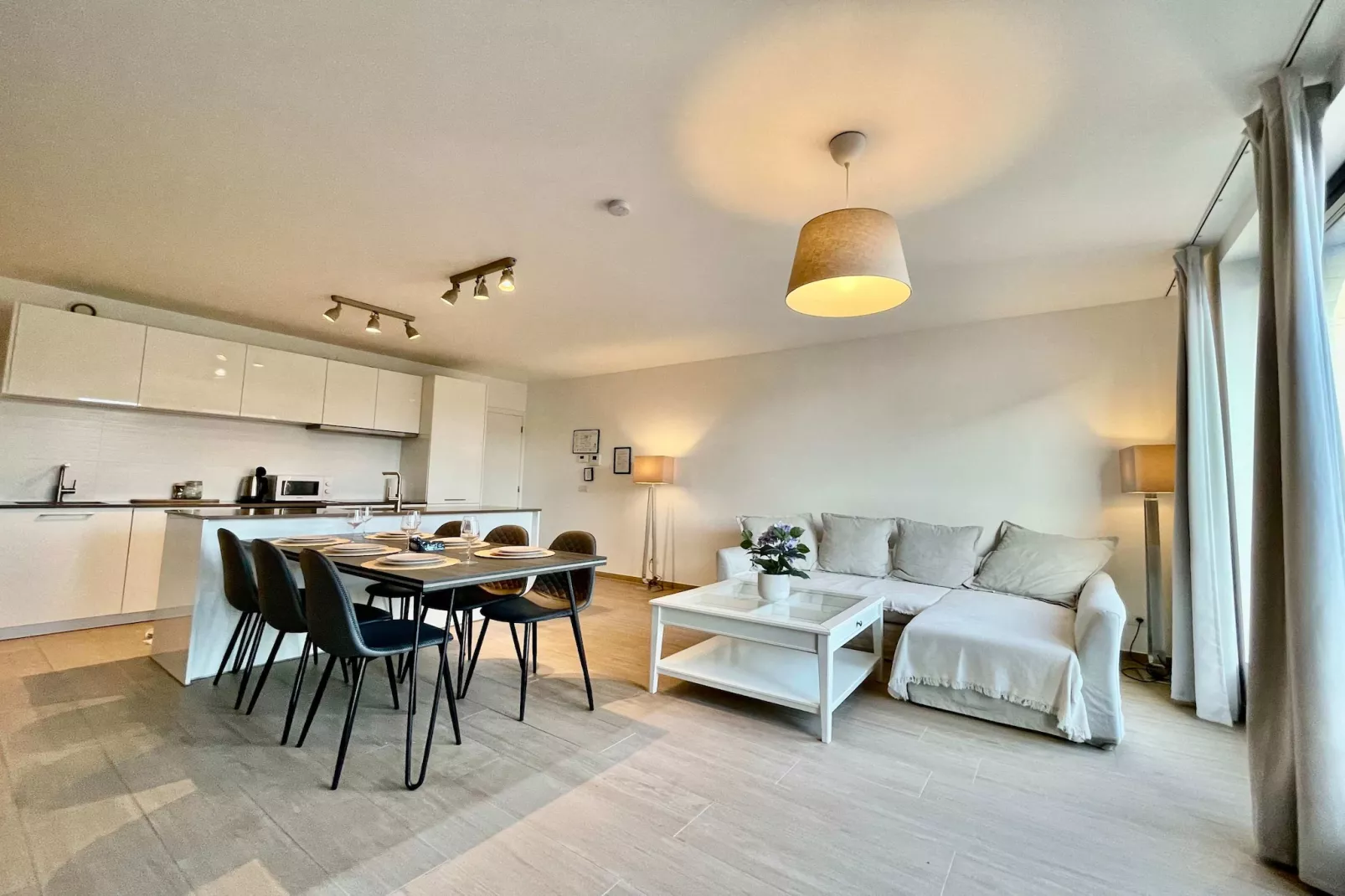 Modern 2BR 1/5 BA Near Diamond District by OneLuxStay - Woonkamer