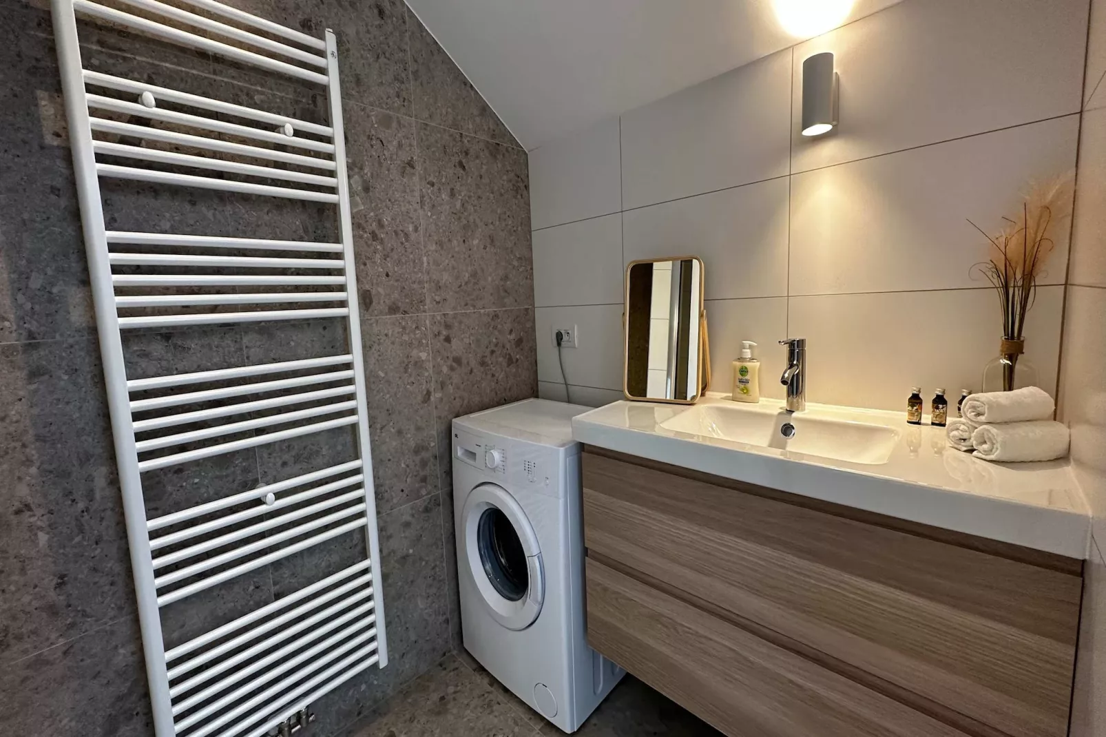 Luxury 1BR Near Fashion District by OneLuxStay - Badkamer