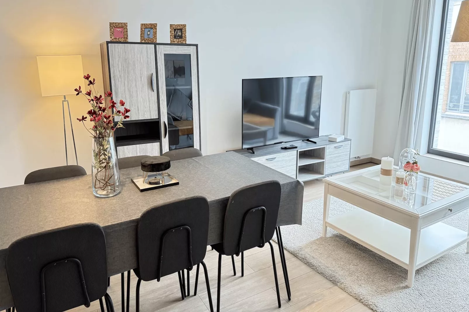 Spacious 3BR 25 BA Near Diamond District by OneLuxStay - Eetkamer