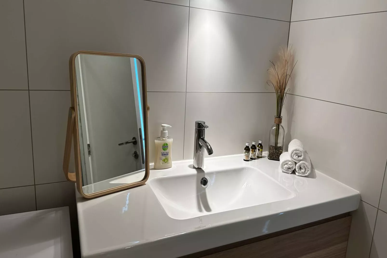 Luxury 1BR Near Fashion District by OneLuxStay - Badkamer