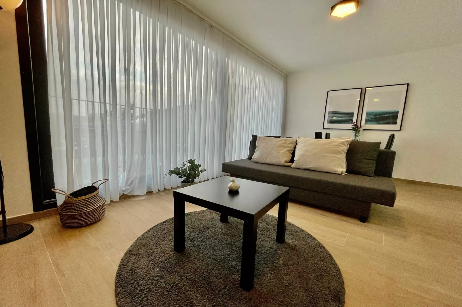Modern 1BR Near Diamond District by OneLuxStay - Woonkamer