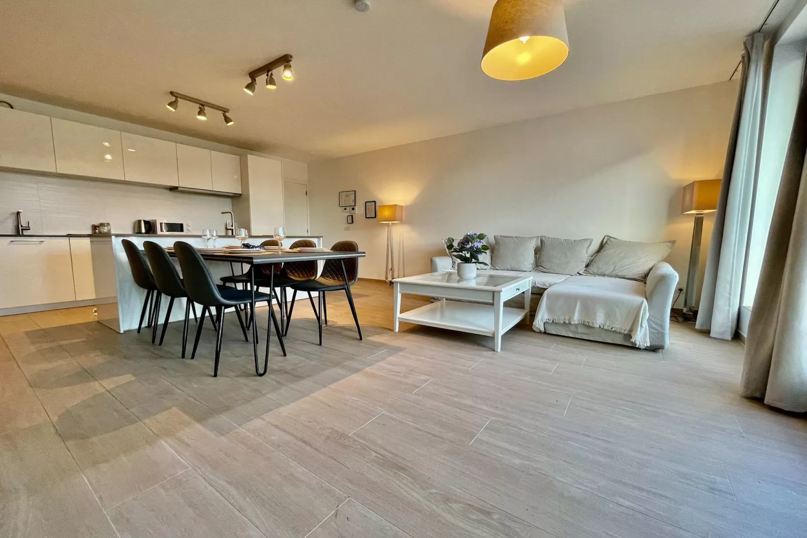 Modern 2BR 1/5 BA Near Diamond District by OneLuxStay - Eetkamer