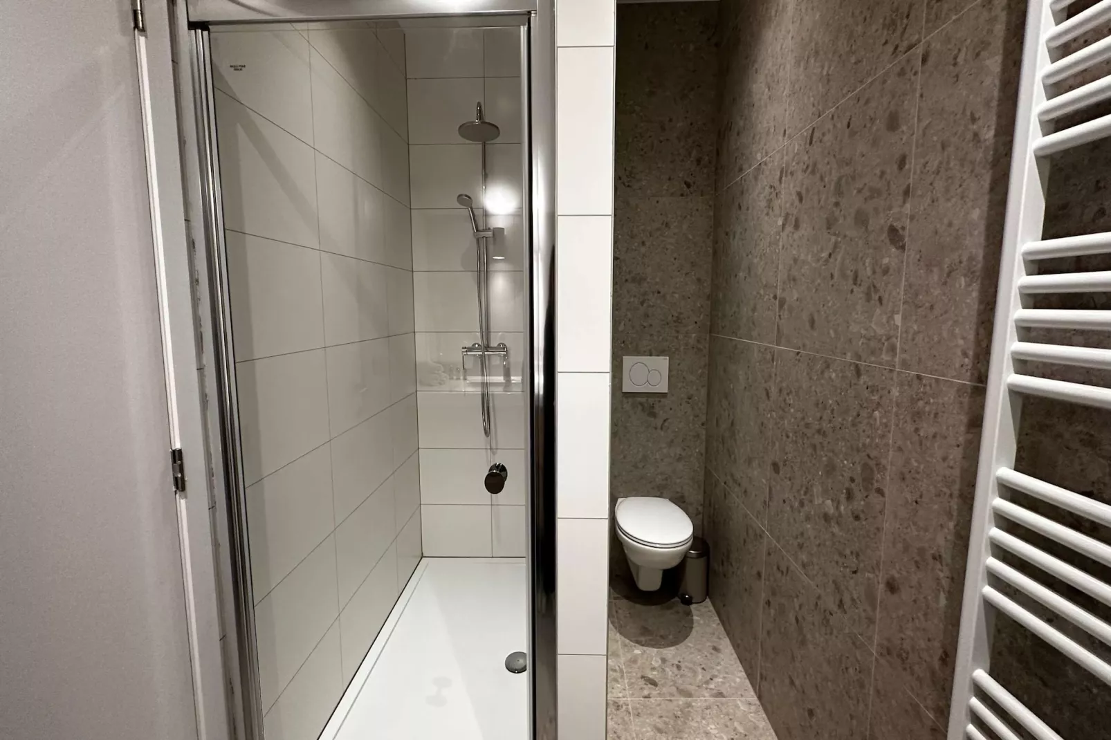 Luxury 1BR Near Fashion District by OneLuxStay - Badkamer