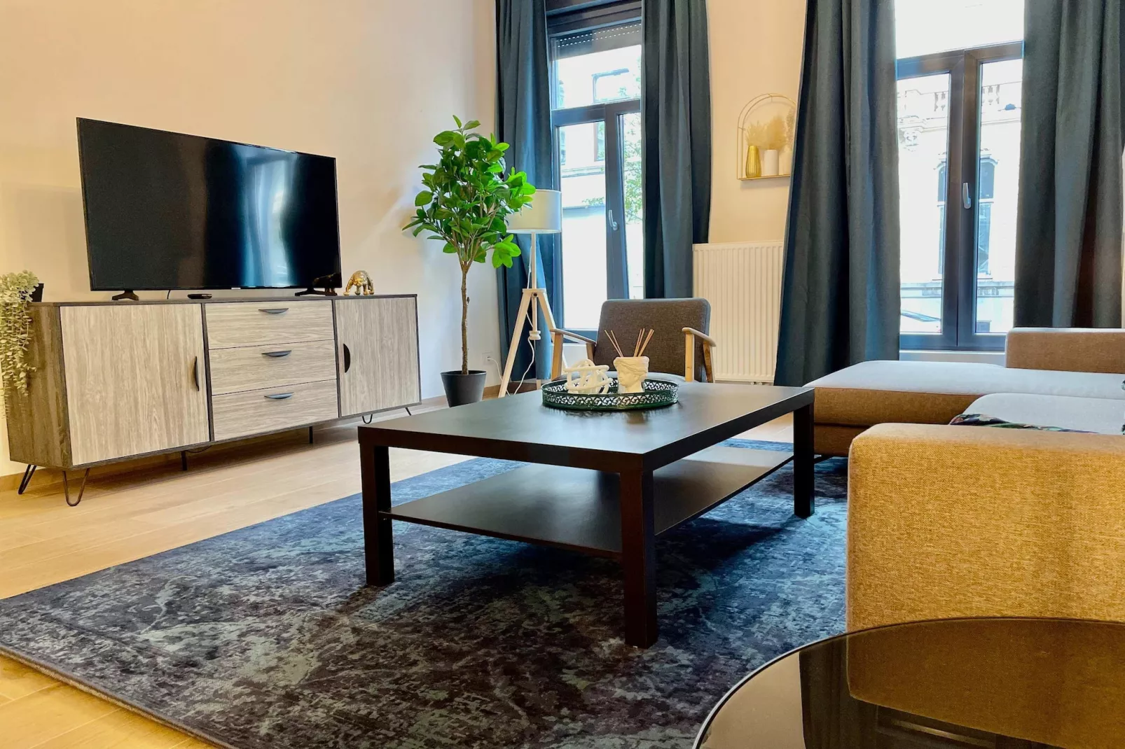 Luxury 2BR 2BA Near Fashion District by OneLuxStay - Woonkamer