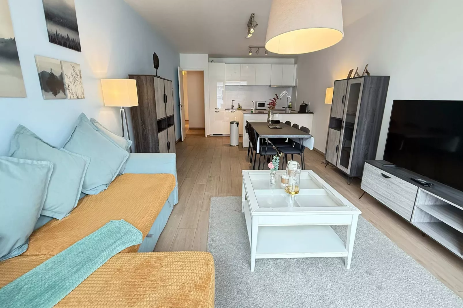 Spacious 3BR 25 BA Near Diamond District by OneLuxStay - Eetkamer