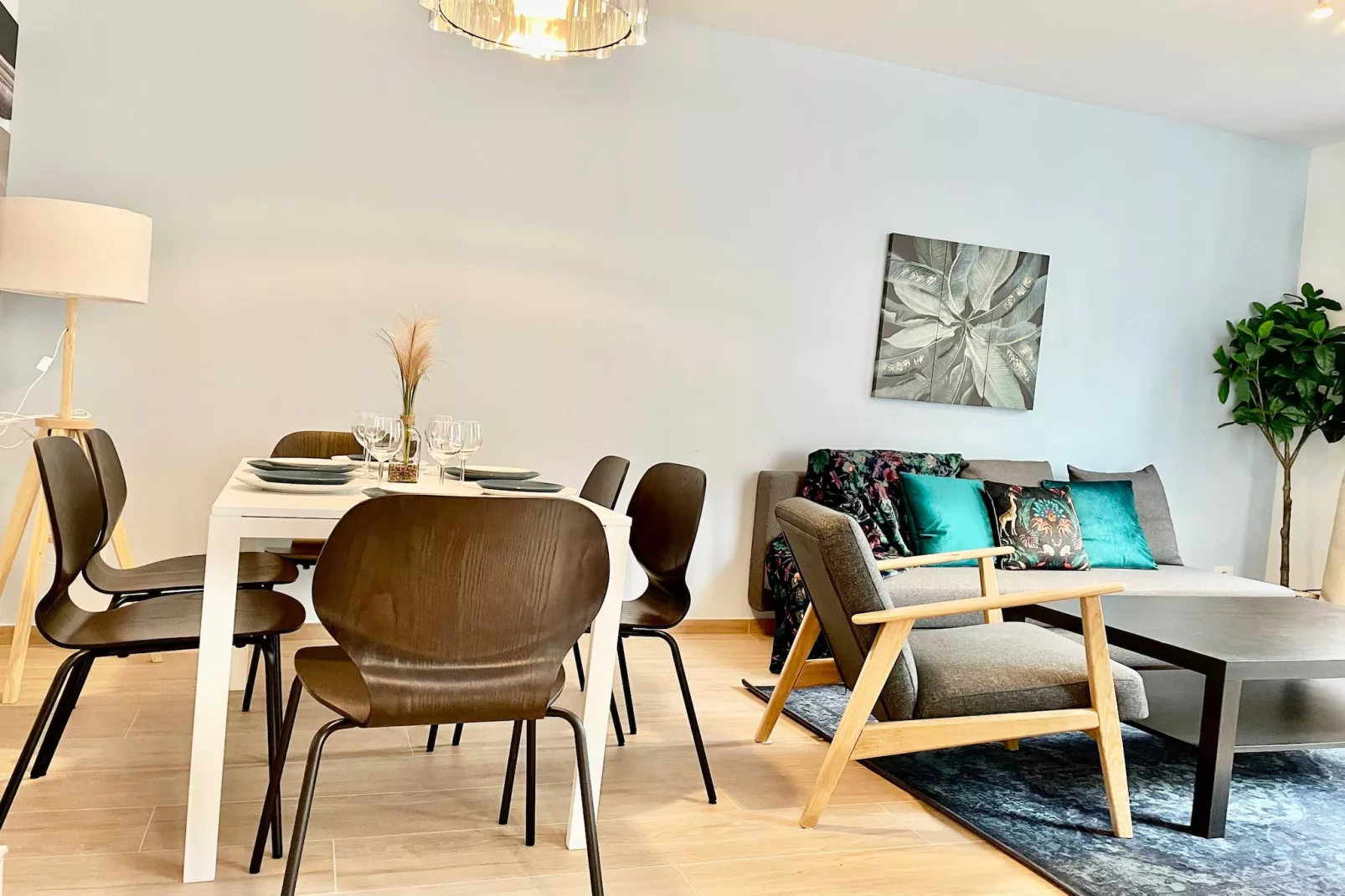 Luxury 2BR 1BA Near Fashion District by OneLuxStay - Eetkamer