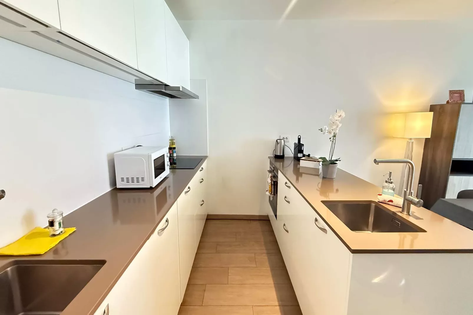 Spacious 3BR 25 BA Near Diamond District by OneLuxStay - Keuken