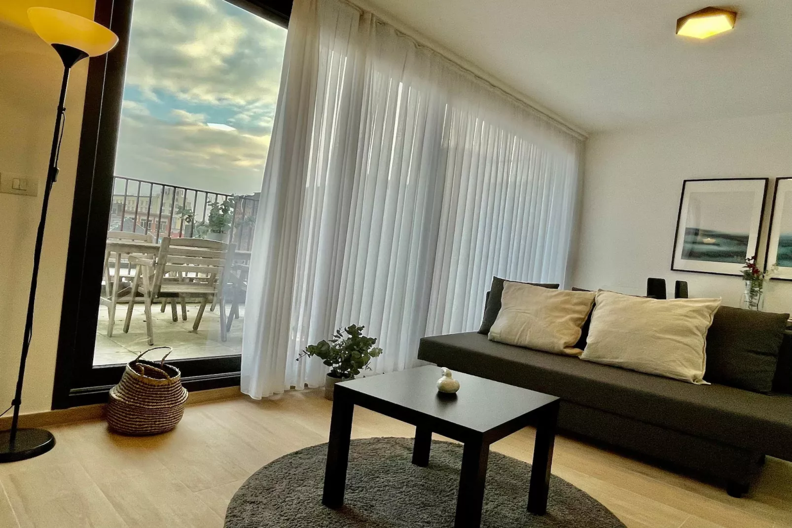 Modern 1BR Near Diamond District by OneLuxStay - Woonkamer