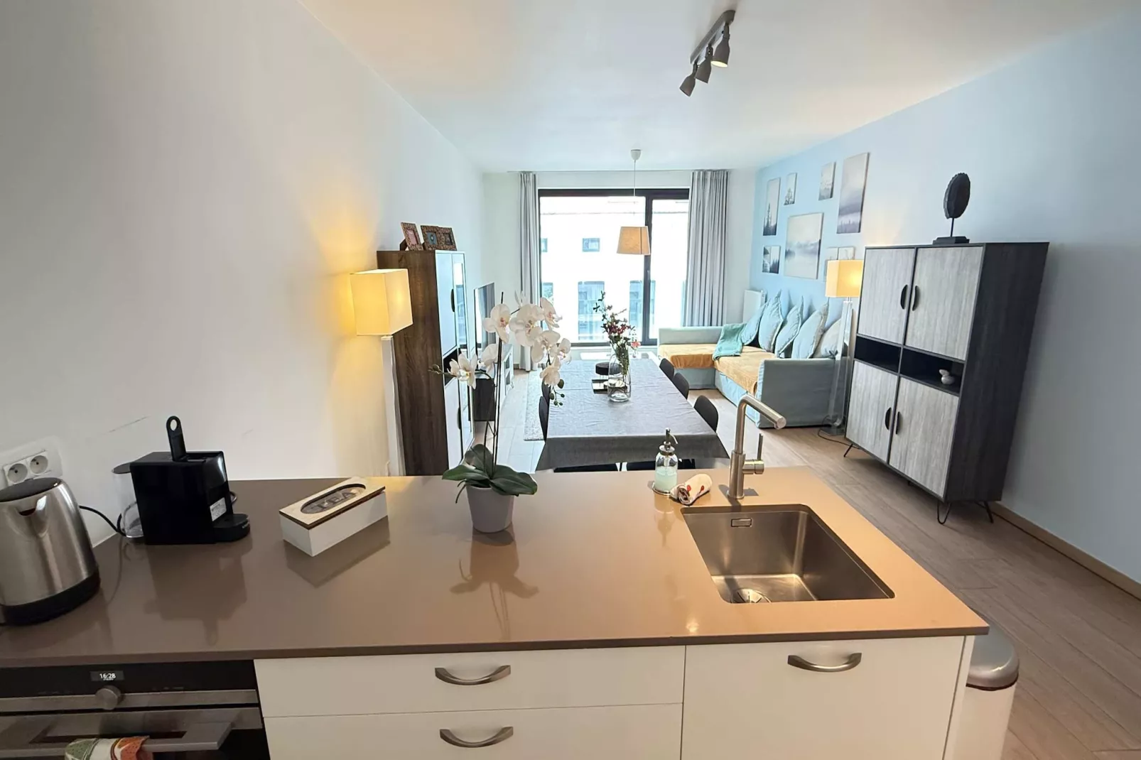 Spacious 3BR 25 BA Near Diamond District by OneLuxStay - Keuken