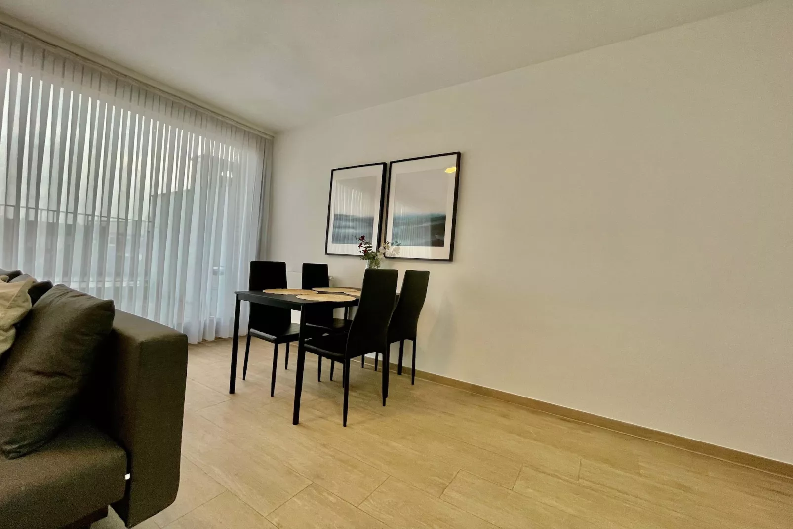 Modern 1BR Near Diamond District by OneLuxStay - Eetkamer