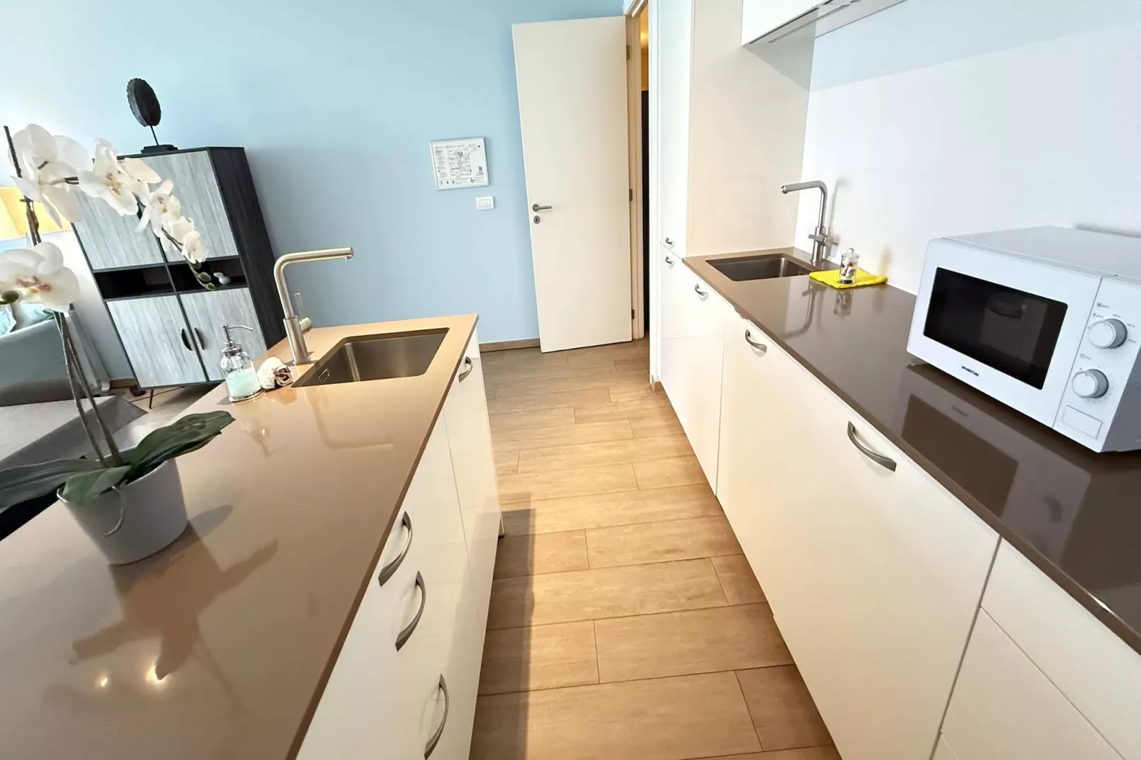 Spacious 3BR 25 BA Near Diamond District by OneLuxStay - Keuken