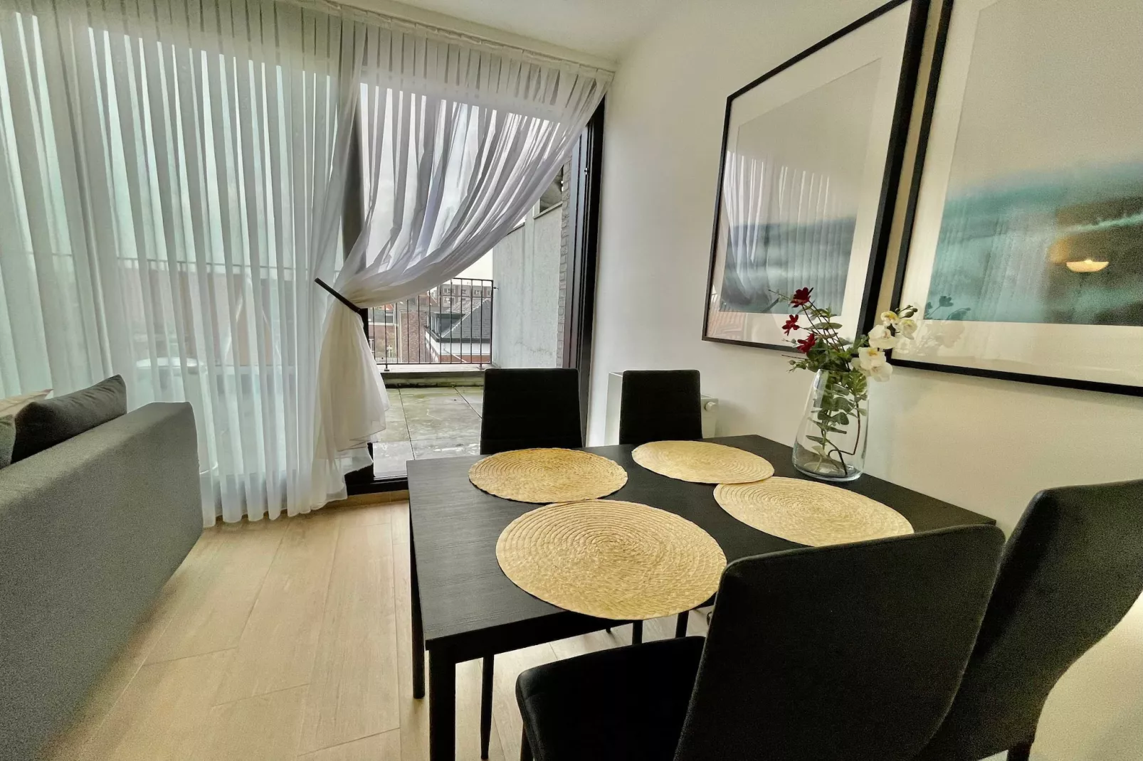 Modern 1BR Near Diamond District by OneLuxStay - Eetkamer