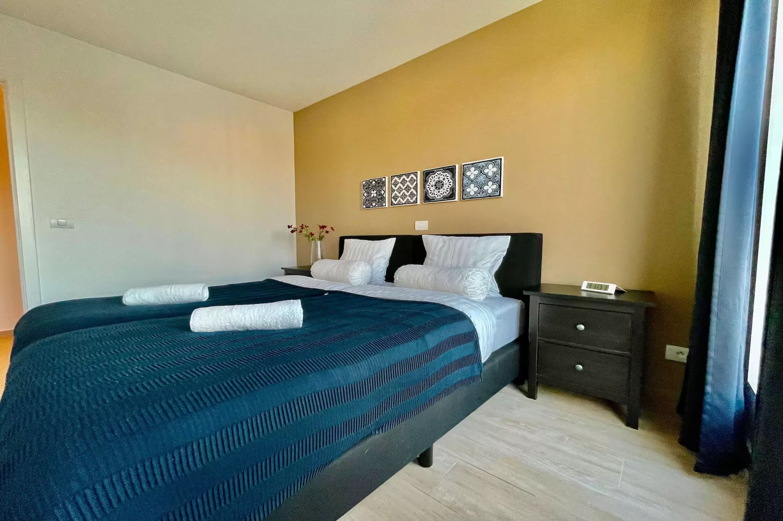 Modern 2BR 1/5 BA Near Diamond District by OneLuxStay - Slaapkamer