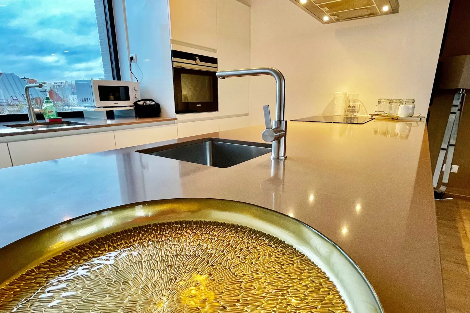 Modern 2BR Penthouse Near Diamond District by OneLuxStay - Keuken