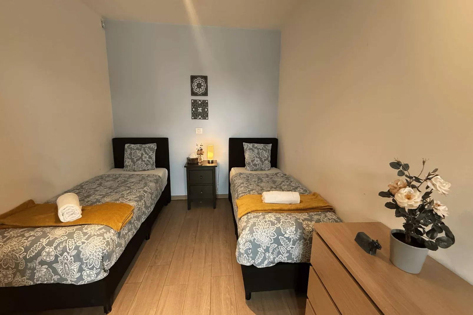 Spacious 3BR 25 BA Near Diamond District by OneLuxStay - Slaapkamer