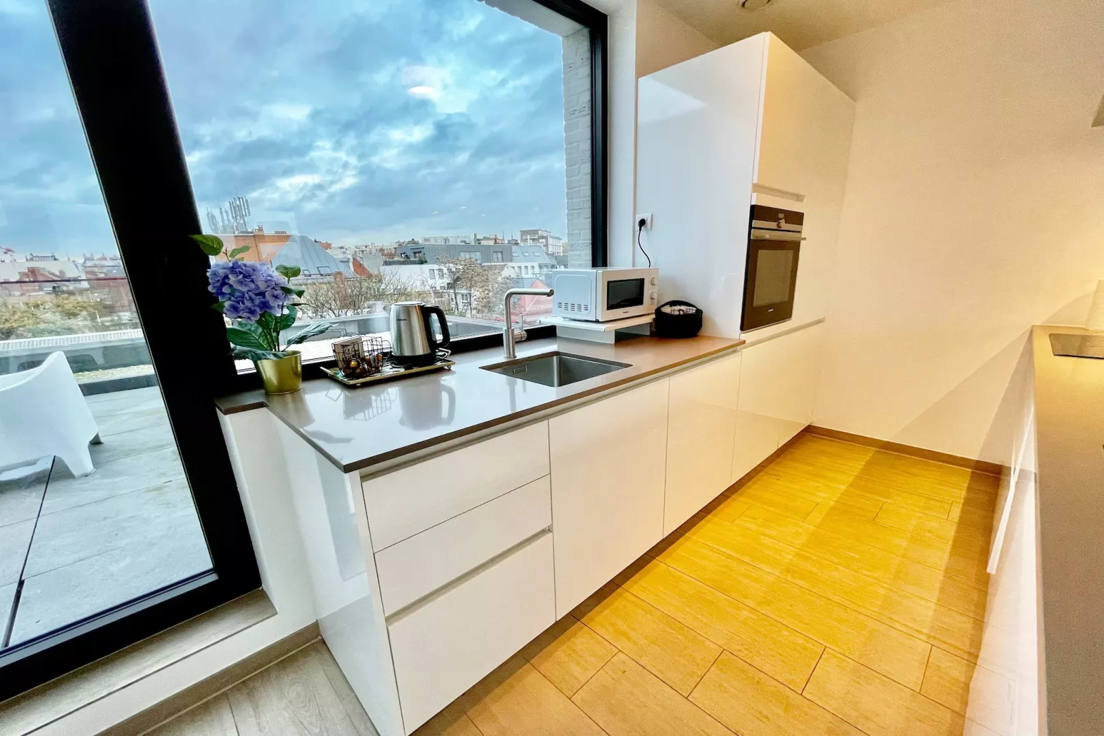 Modern 2BR Penthouse Near Diamond District by OneLuxStay - Keuken