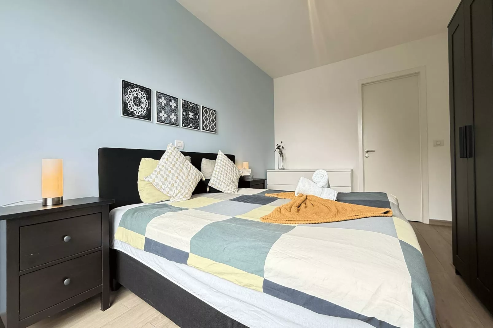 Spacious 3BR 25 BA Near Diamond District by OneLuxStay - Slaapkamer