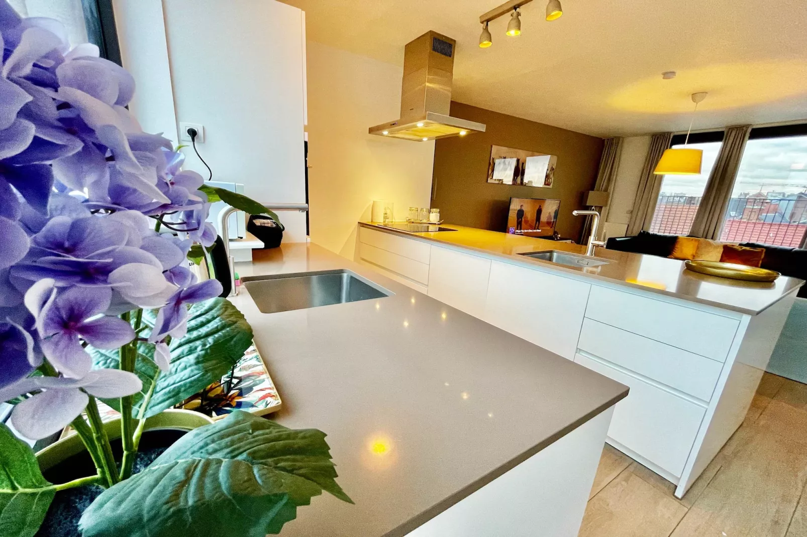 Modern 2BR Penthouse Near Diamond District by OneLuxStay - Keuken