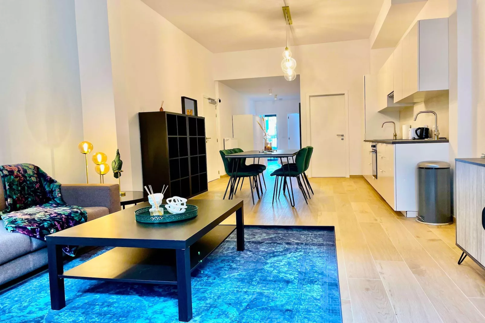 Luxury 2BR 2BA Near Fashion District by OneLuxStay - Woonkamer