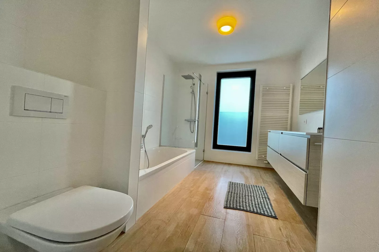Modern 2BR 1/5 BA Near Diamond District by OneLuxStay - Badkamer