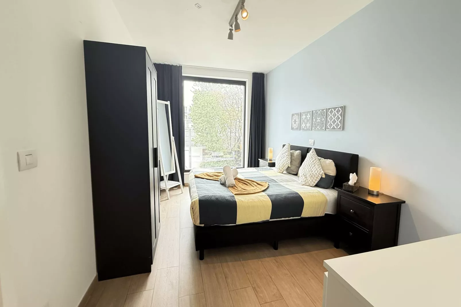 Spacious 3BR 25 BA Near Diamond District by OneLuxStay - Slaapkamer