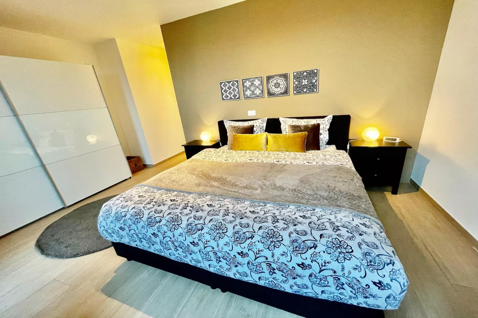 Modern 2BR Penthouse Near Diamond District by OneLuxStay - Slaapkamer