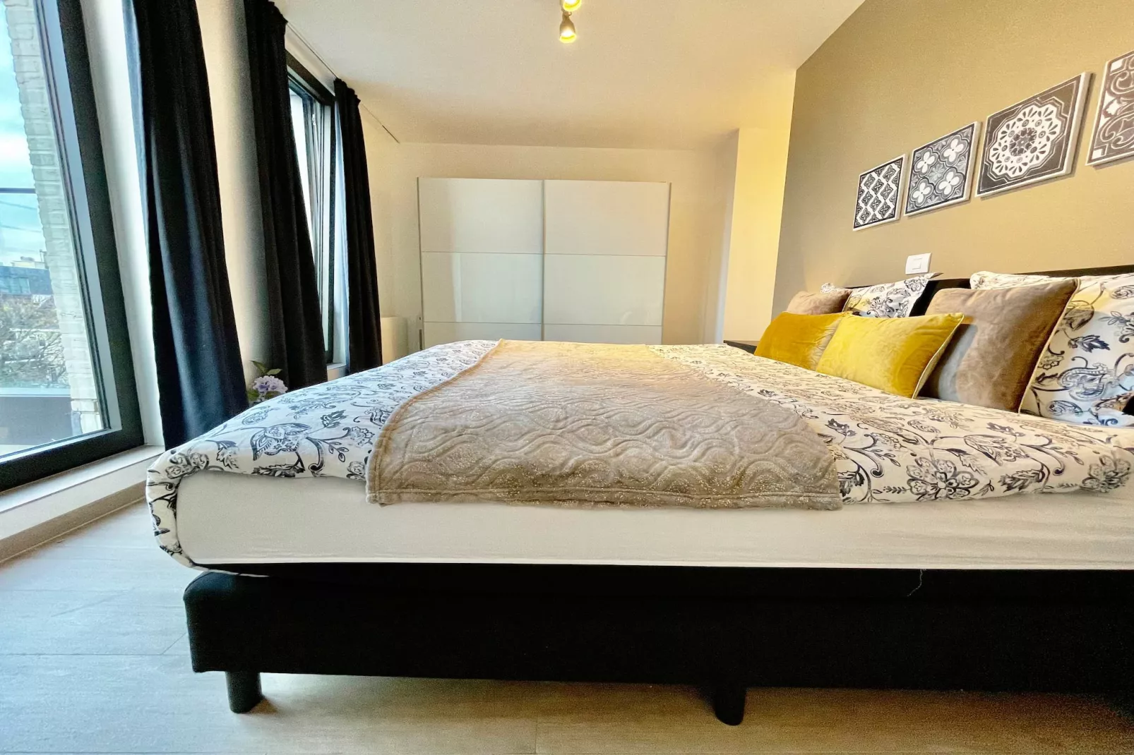 Modern 2BR Penthouse Near Diamond District by OneLuxStay - Slaapkamer