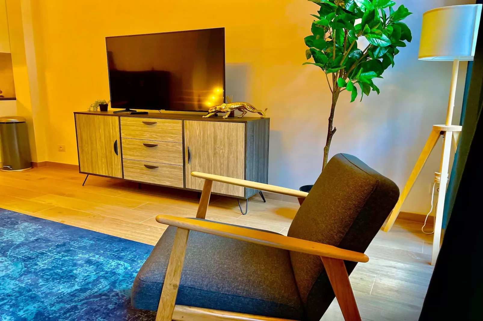 Luxury 2BR 2BA Near Fashion District by OneLuxStay - Woonkamer