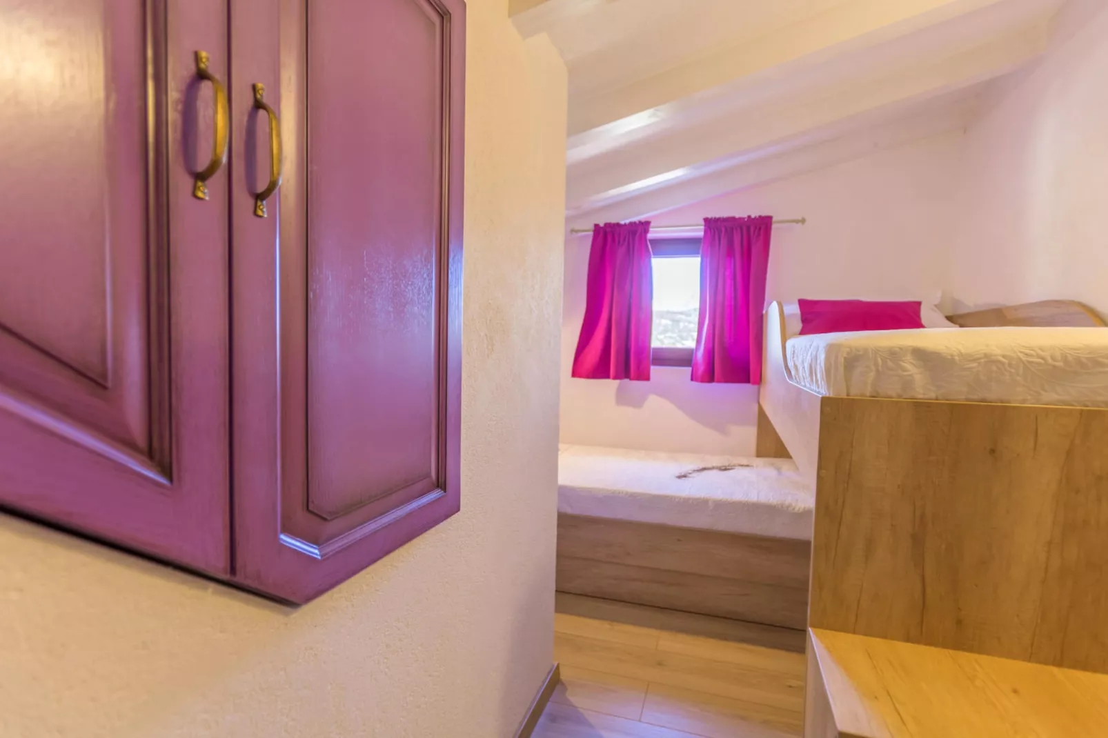 Rustic Villa Fragola with heated pool - Slaapkamer