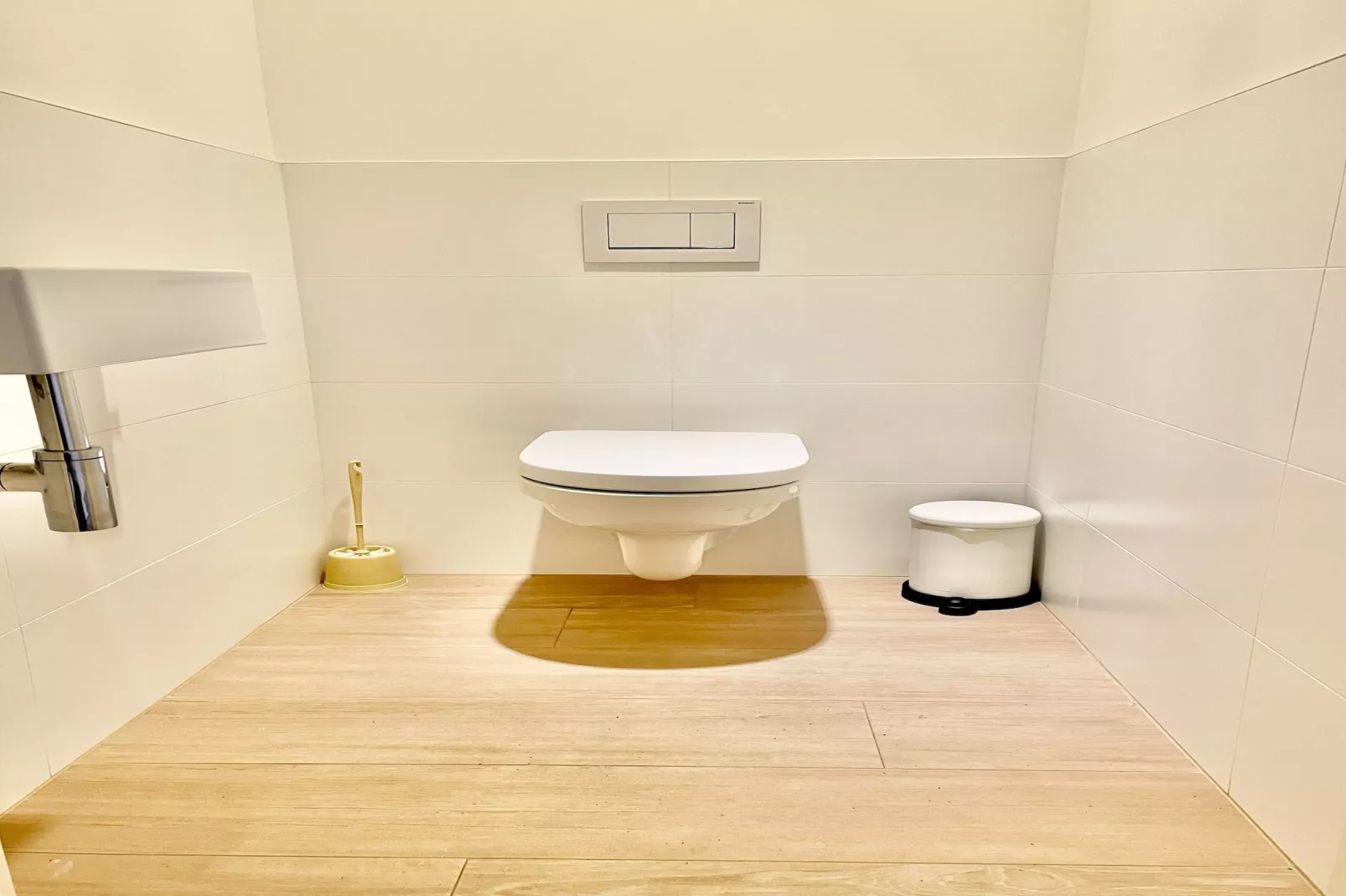 Modern 2BR 1/5 BA Near Diamond District by OneLuxStay - Badkamer