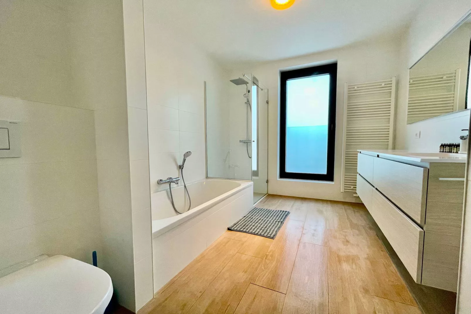 Modern 2BR 1/5 BA Near Diamond District by OneLuxStay - Badkamer