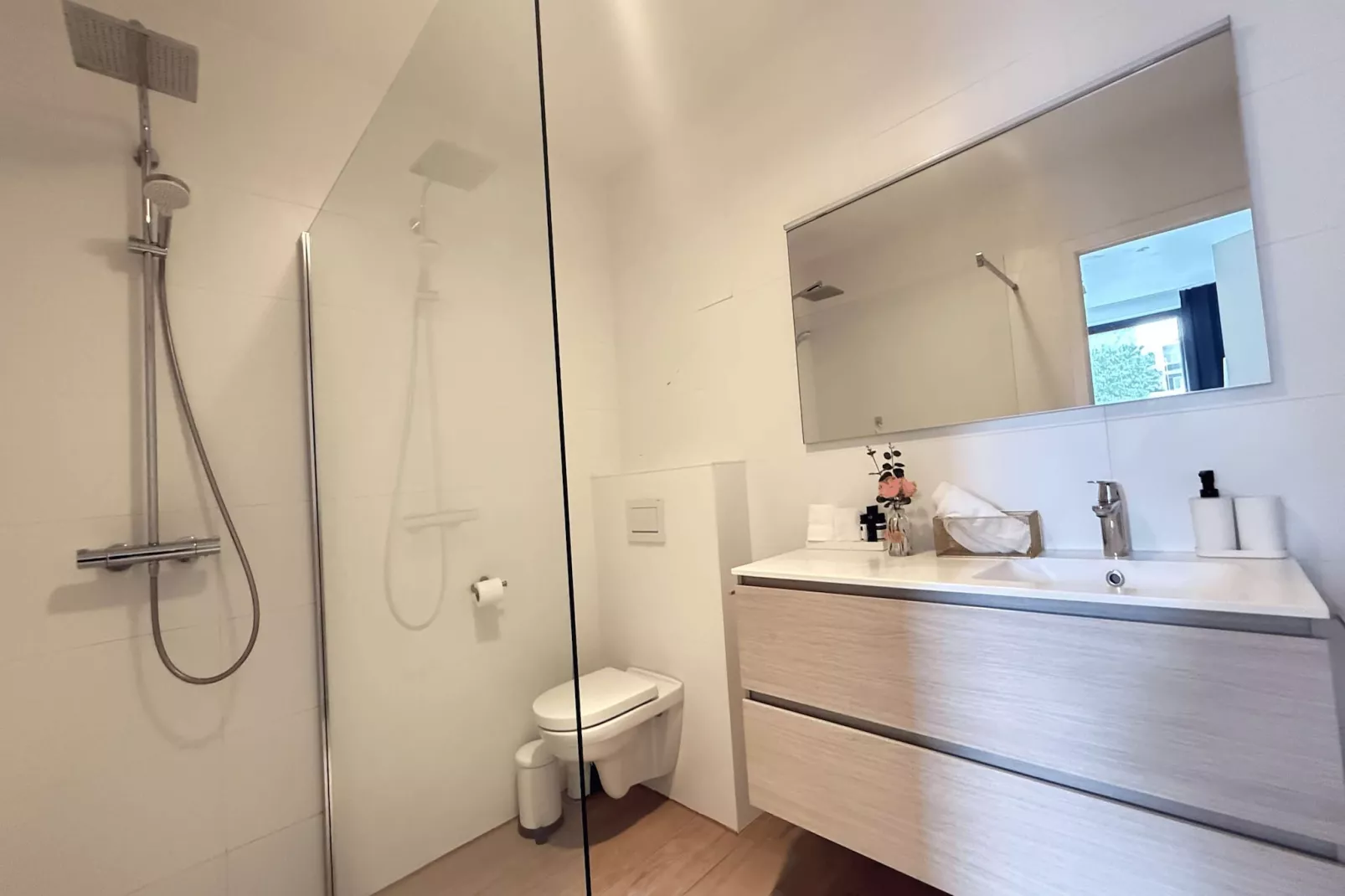 Spacious 3BR 25 BA Near Diamond District by OneLuxStay - Badkamer