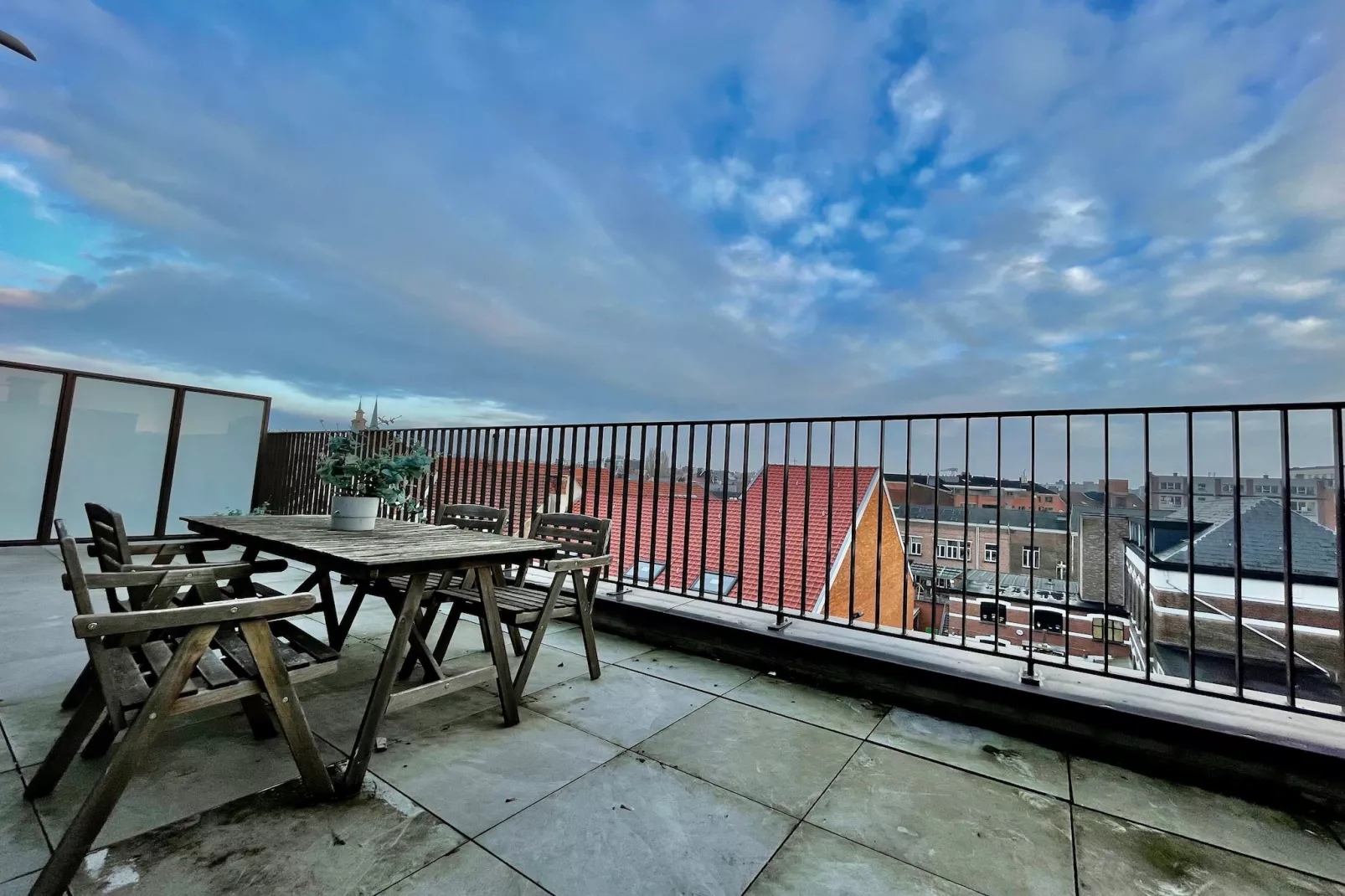 Modern 1BR Near Diamond District by OneLuxStay - Terrasbalkon