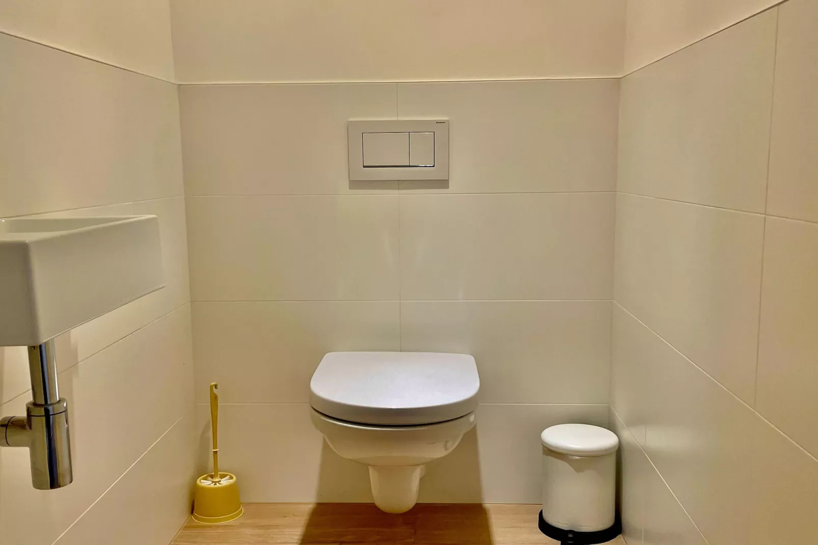 Modern 2BR 1/5 BA Near Diamond District by OneLuxStay - Badkamer