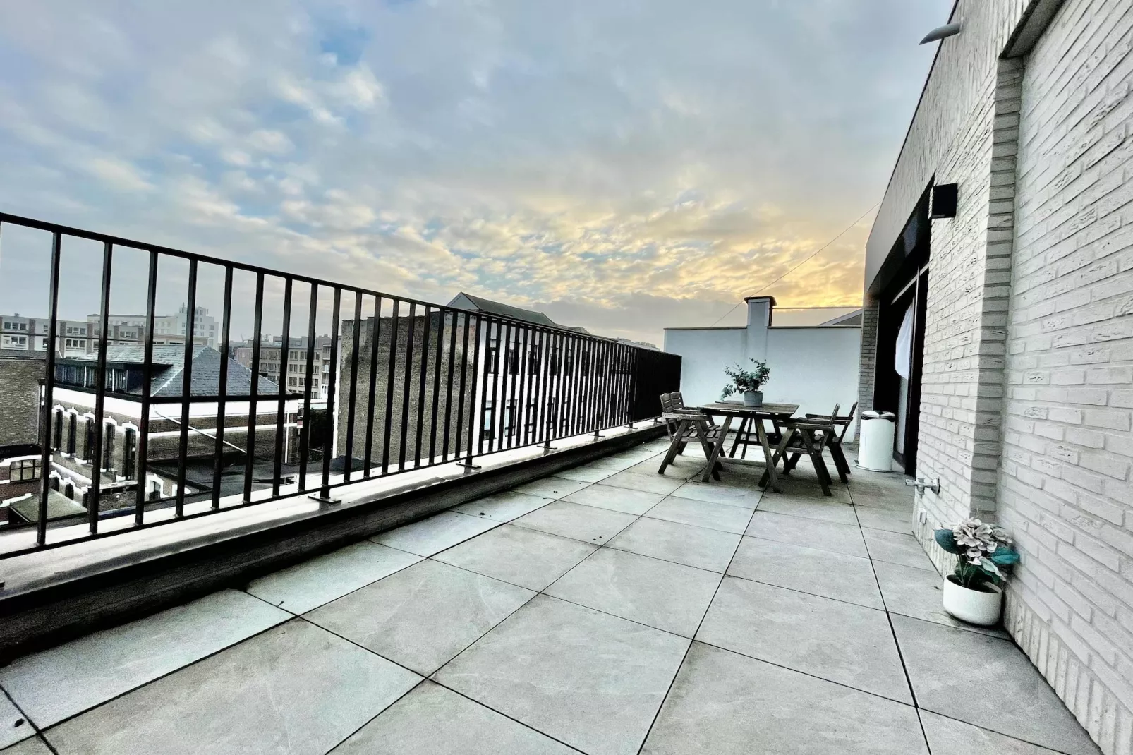 Modern 1BR Near Diamond District by OneLuxStay - Terrasbalkon