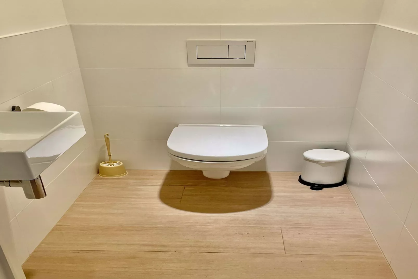 Modern 2BR 1/5 BA Near Diamond District by OneLuxStay - Badkamer