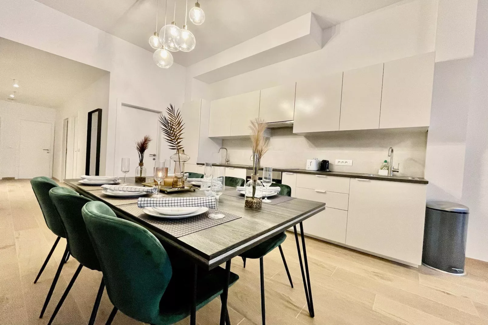 Luxury 2BR 2BA Near Fashion District by OneLuxStay - Eetkamer