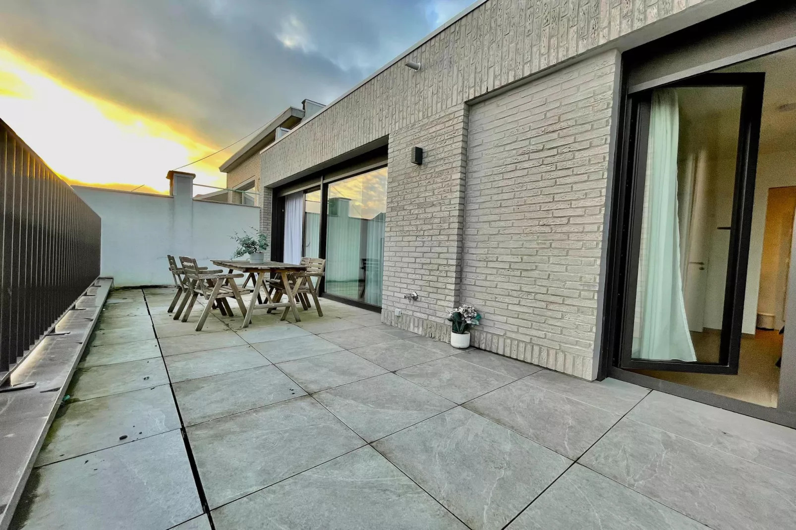 Modern 1BR Near Diamond District by OneLuxStay - Terrasbalkon