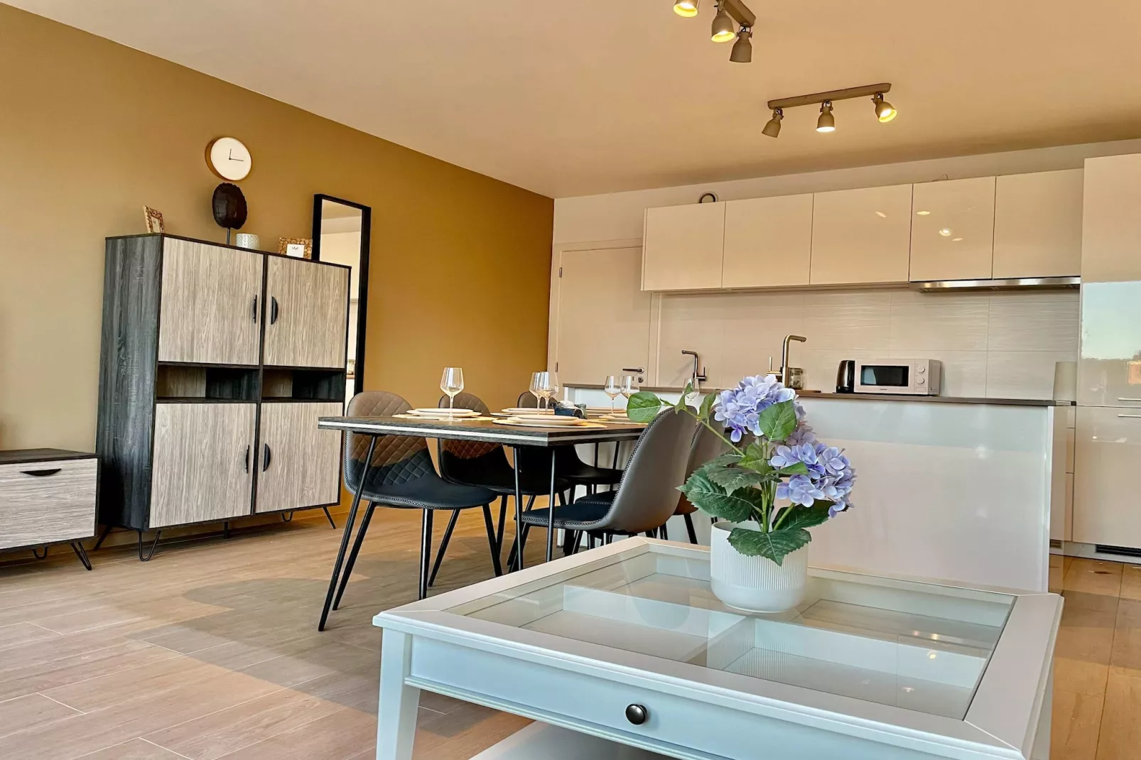 Modern 2BR 1/5 BA Near Diamond District by OneLuxStay - Sfeer