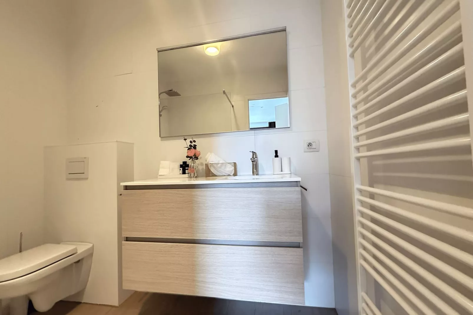 Spacious 3BR 25 BA Near Diamond District by OneLuxStay - Badkamer