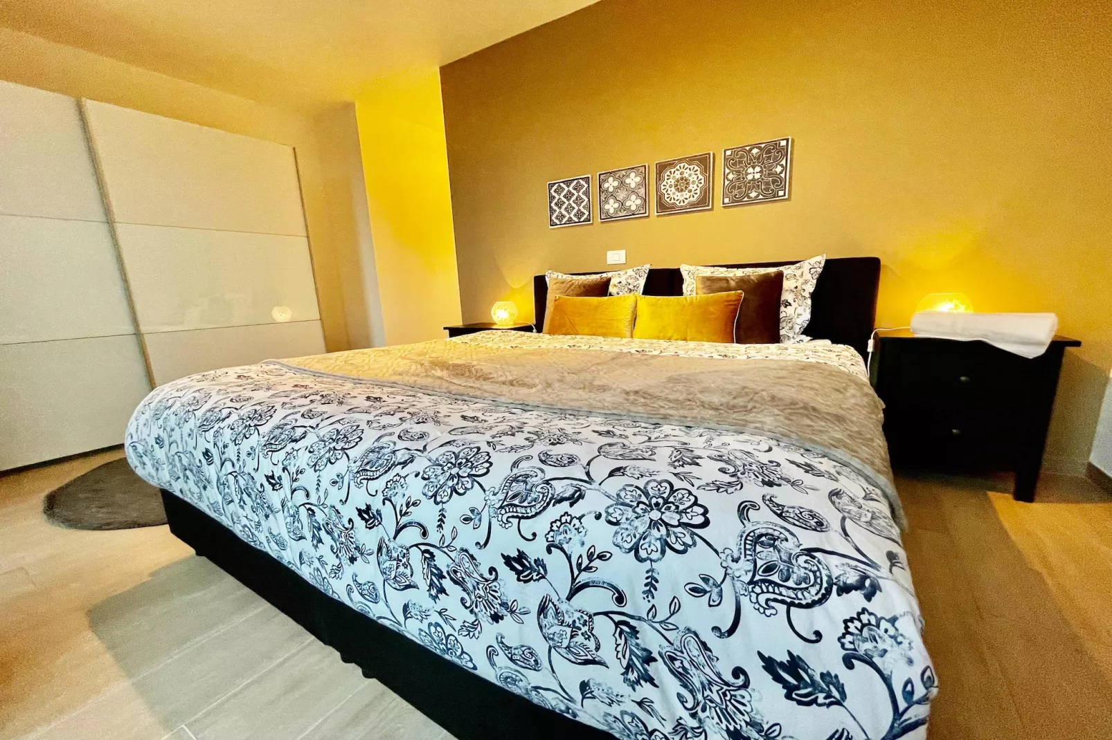 Modern 2BR Penthouse Near Diamond District by OneLuxStay - Slaapkamer