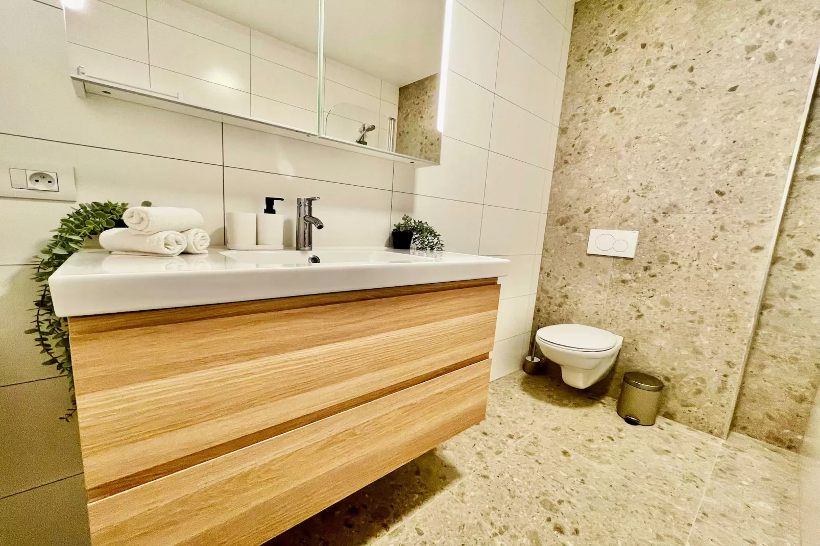 Luxury 2BR 1BA Near Fashion District by OneLuxStay - Badkamer