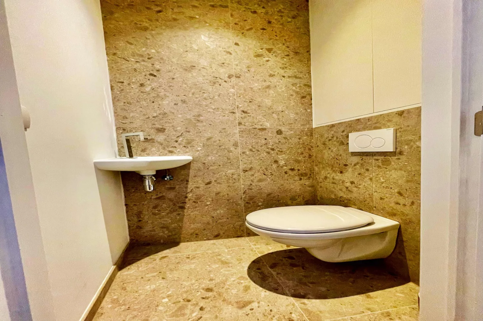 Luxury 2BR 1BA Near Fashion District by OneLuxStay - Badkamer