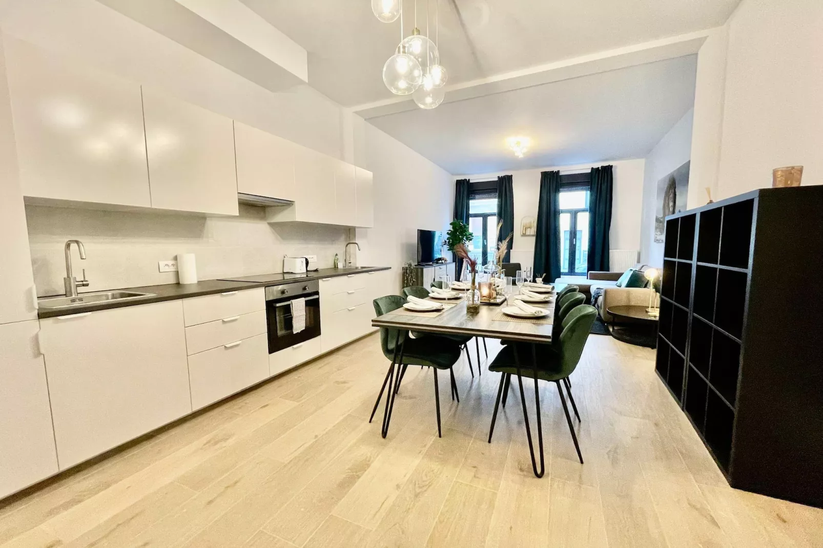 Luxury 2BR 2BA Near Fashion District by OneLuxStay - Eetkamer