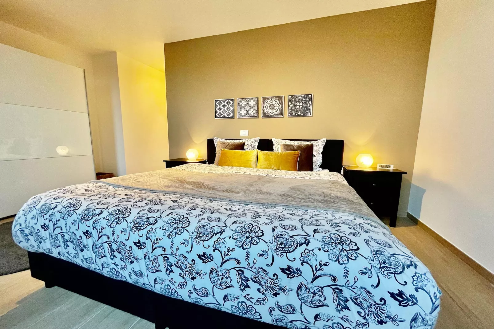 Modern 2BR Penthouse Near Diamond District by OneLuxStay - Slaapkamer