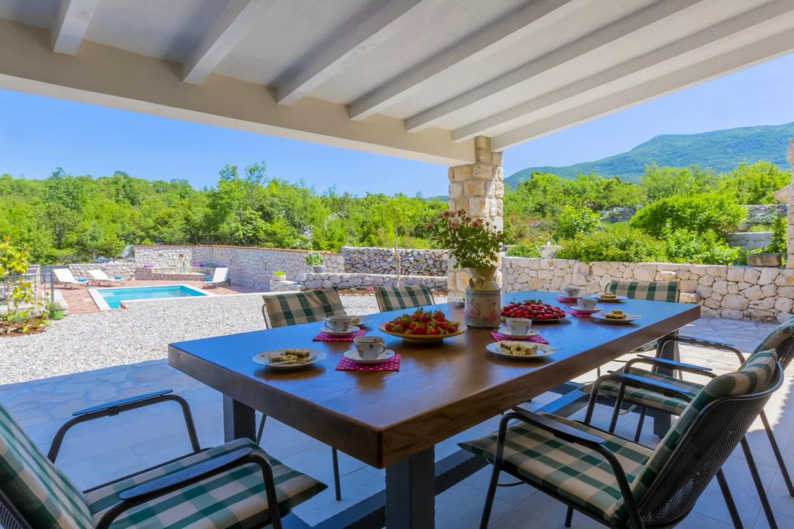 Rustic Villa Fragola with heated pool - Terrasbalkon